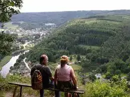 Forest hiking trail leading to the Naglémont viewpoint