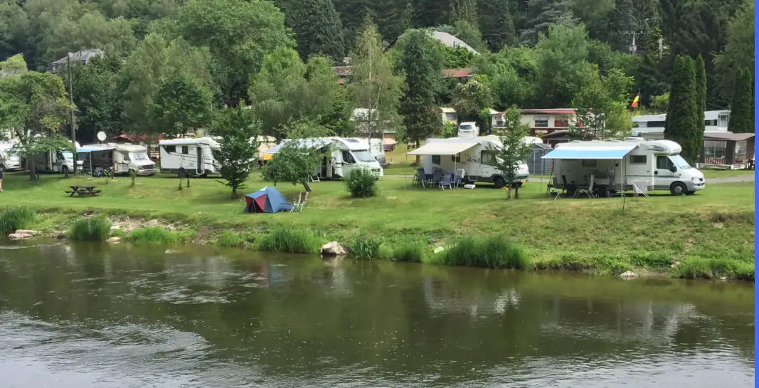 Camping en bord de rivière