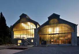 Salle d'exposition avec œuvres d'Albert Raty