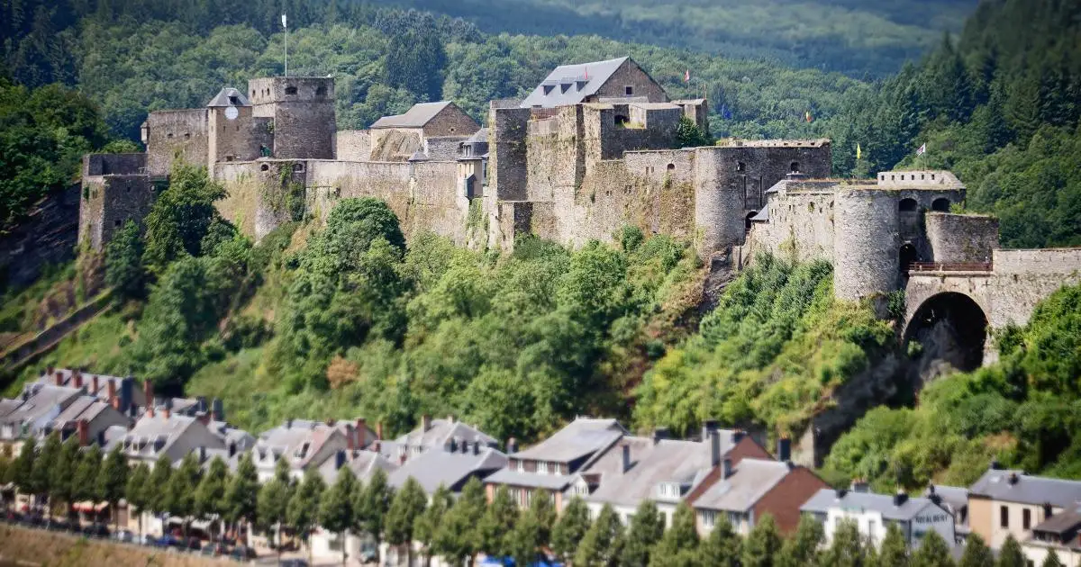 Vue panoramique du Château de Bouillon au-dessus de la Semois
