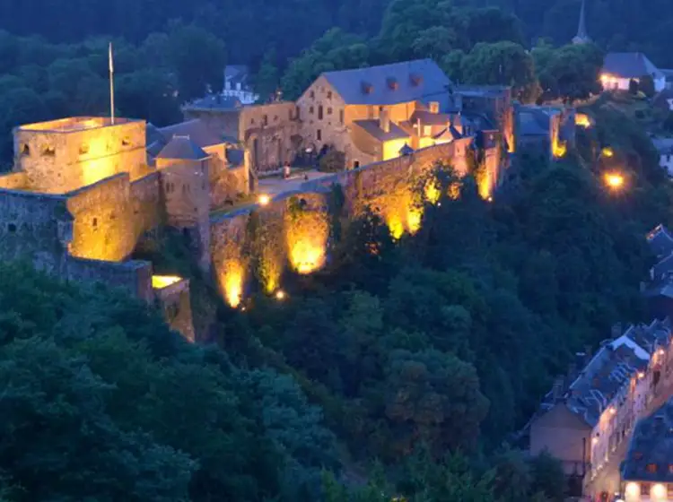 Vue aérienne du Château de Bouillon et de la ville environnante