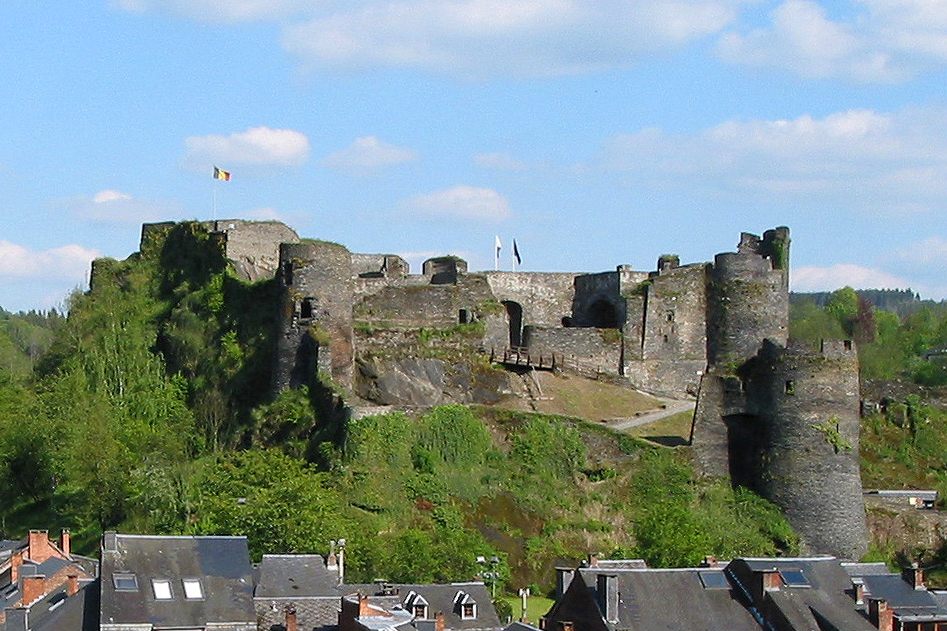 Place du marché à La Roche-en-Ardenne avec vue sur le château