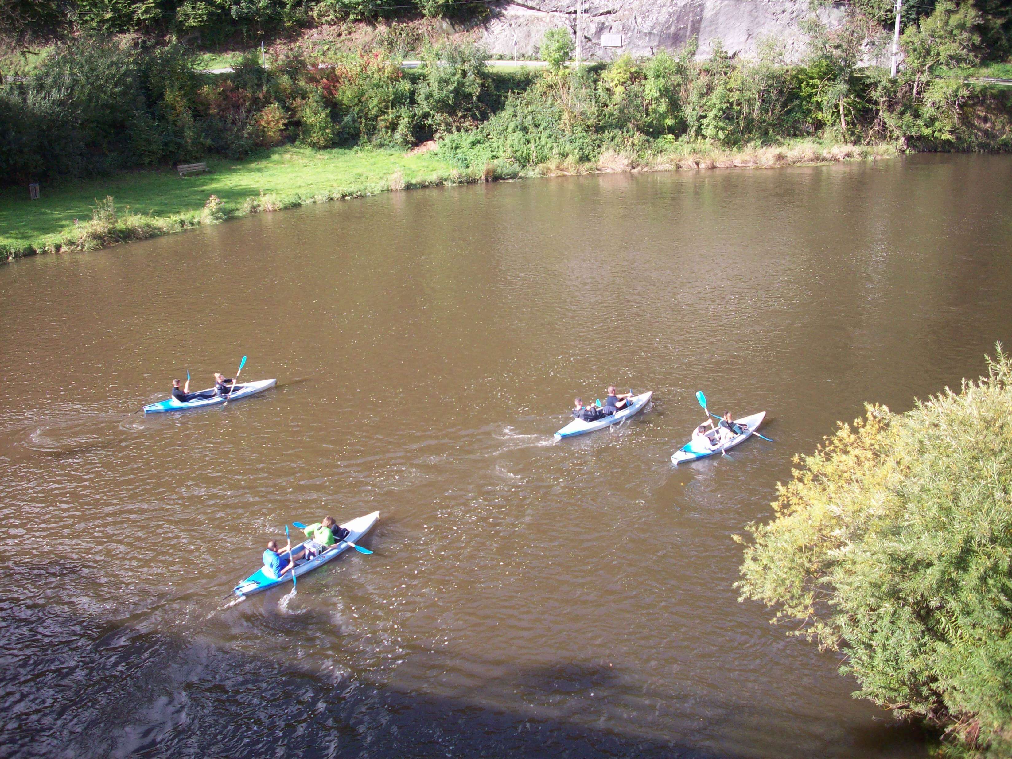 Groupe en kayak sur la rivière