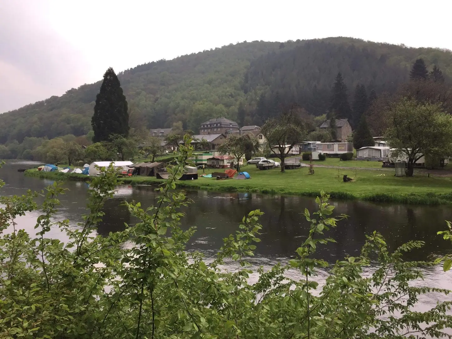 Vue panoramique du camping L'Ami Pierre à Vresse-sur-Semois - Camping au bord de la Semois, nature préservée, forêt dense, rivière Semois, paysages verdoyants des Ardennes belges