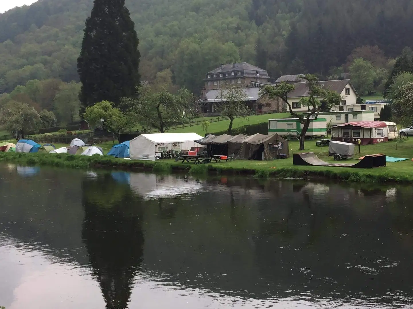 Sanitaires modernes du camping L'Ami Pierre - Blocs sanitaires propres, douches chaudes, WC, lavabos, installations familiales en pleine nature