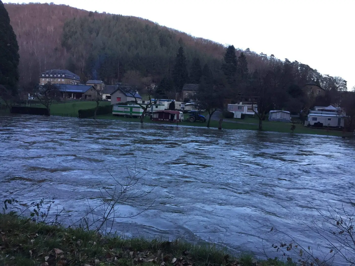 Emplacements tentes au camping L'Ami Pierre - Emplacements spacieux, à l'ombre de la forêt, bord de rivière, nature sauvage des Ardennes