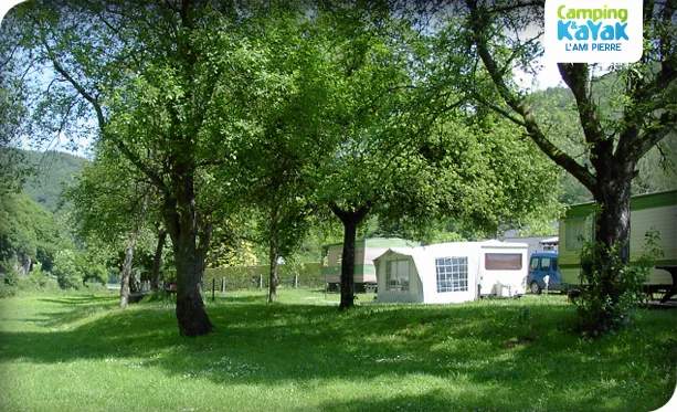 Taverne-cafétéria du camping L'Ami Pierre - Restaurant avec terrasse panoramique sur la Semois, petite restauration, produits du terroir wallon