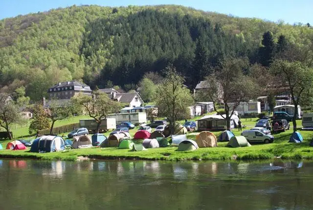 Réception du camping L'Ami Pierre - Accueil chaleureux, informations touristiques, cartes des sentiers nature, réservations activités