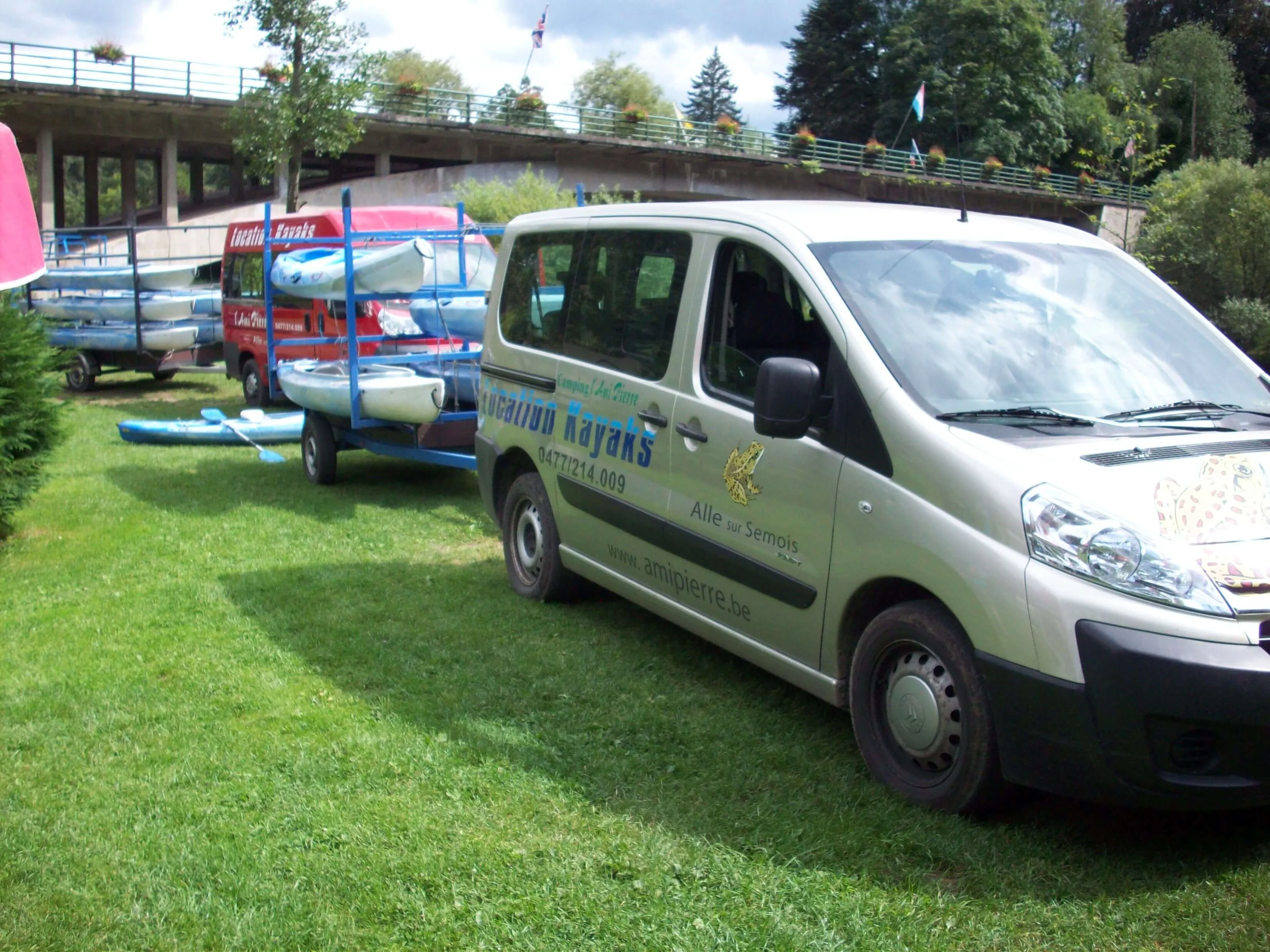 Espace jeux enfants du camping L'Ami Pierre - Aire de jeux sécurisée, équipements modernes, en pleine nature, surveillance parentale