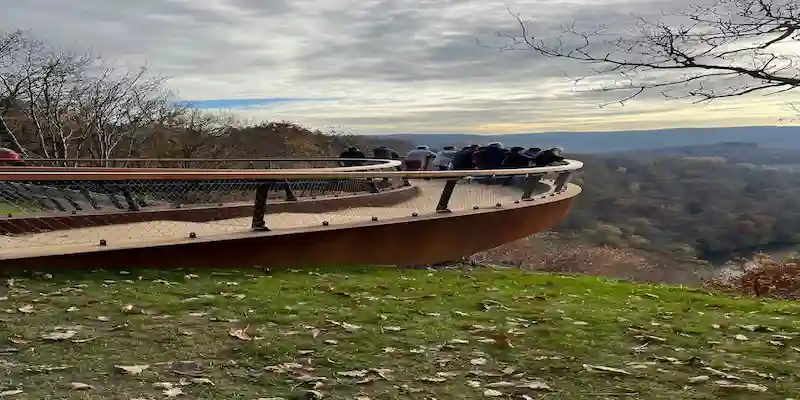 Vue dégagée sur les collines ardennaises depuis le belvédère