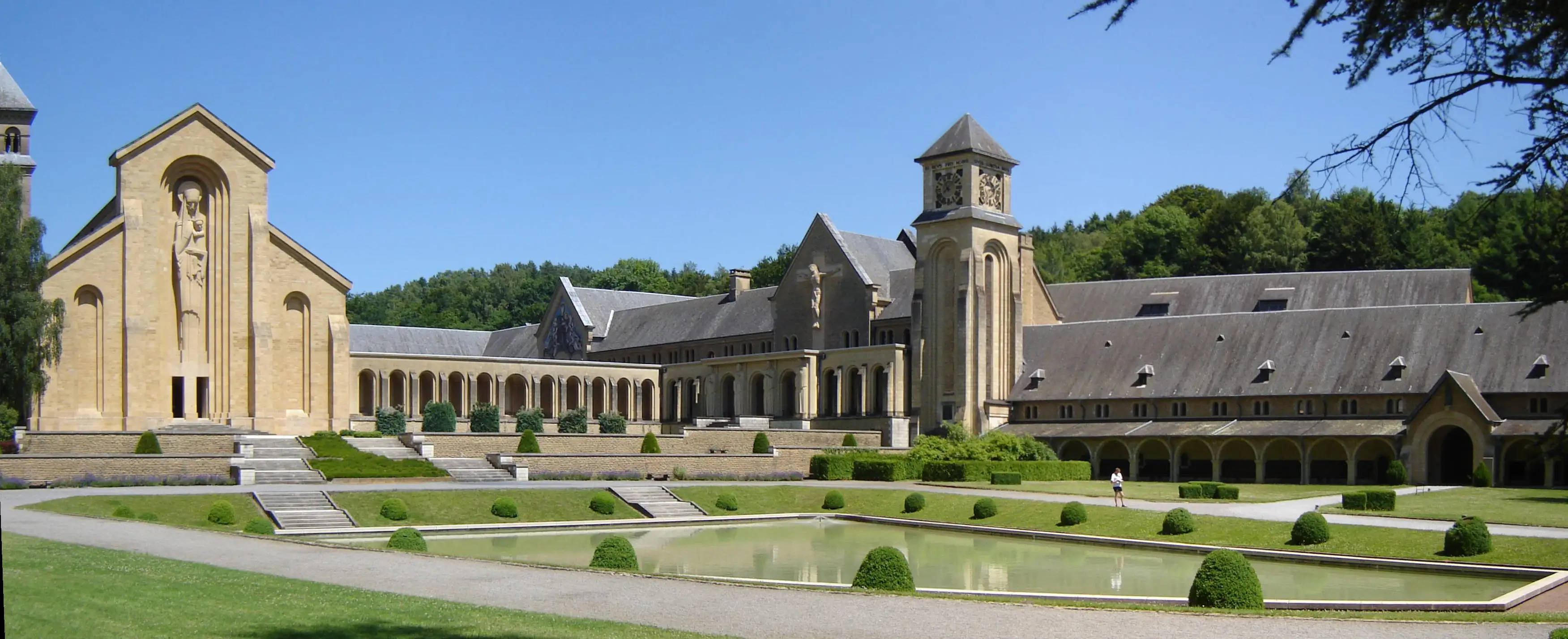 Vue panoramique de l'Abbaye d'Orval avec ses ruines médiévales