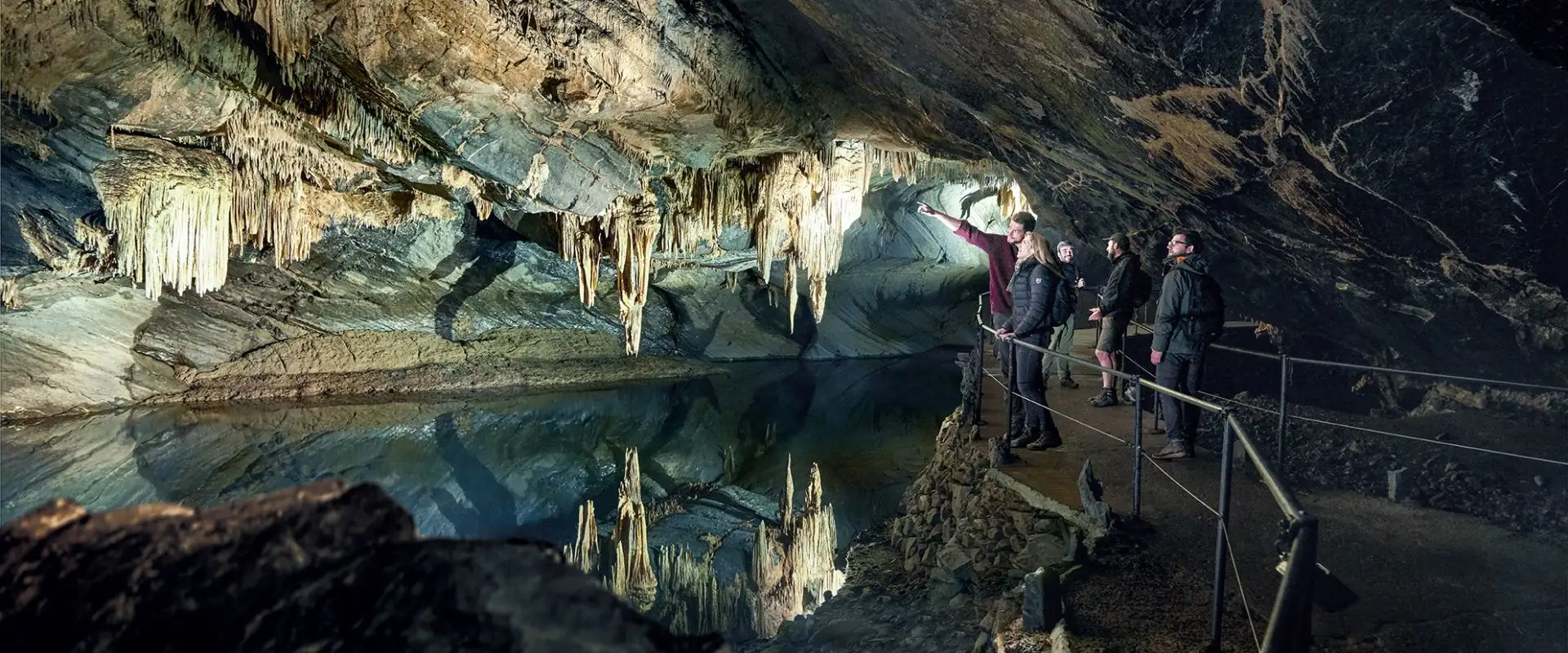 Intérieur spectaculaire des Grottes de Han