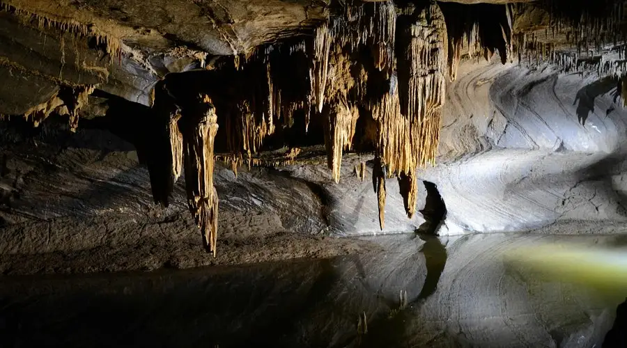 Intérieur des Grottes de Han
