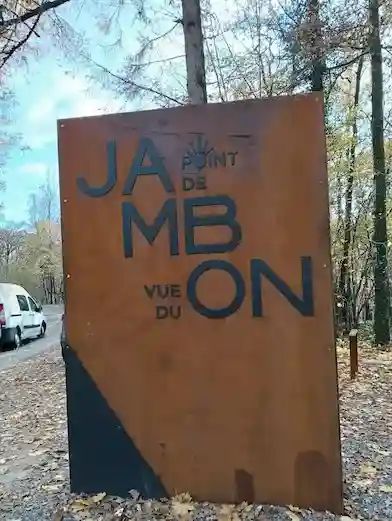 Emblematisch panorama van het Uitzichtpunt Jambon de la Semois in Membre