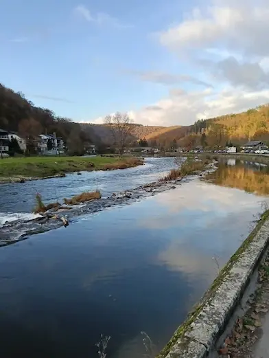 Uitzicht op de rivier de Semois en het Ardense bos